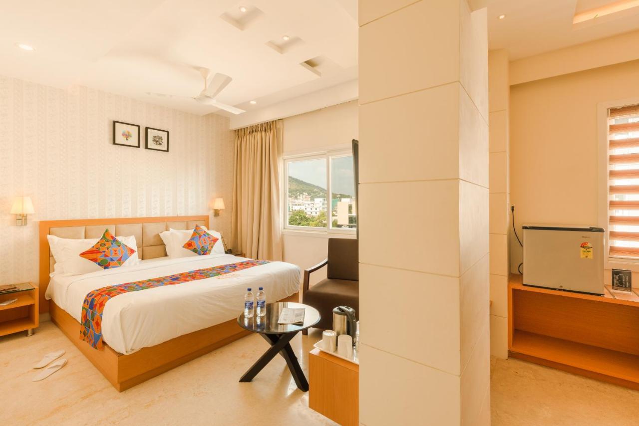 Kvr Capitol Suites Vijayawada Exterior photo